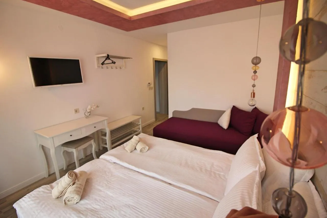 Ice Jewel Chalet: Ski-Ready Retreat Near Bansko Gondola Chalet